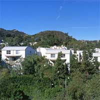 Exterior of La Brea Franklin Apartments property