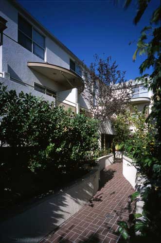 Exterior of La Brea Franklin Apartments property