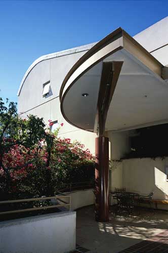 Exterior of La Brea Franklin Apartments property