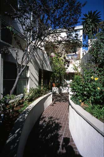 Exterior of La Brea Franklin Apartments property