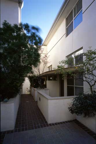 Exterior of La Brea Franklin Apartments property