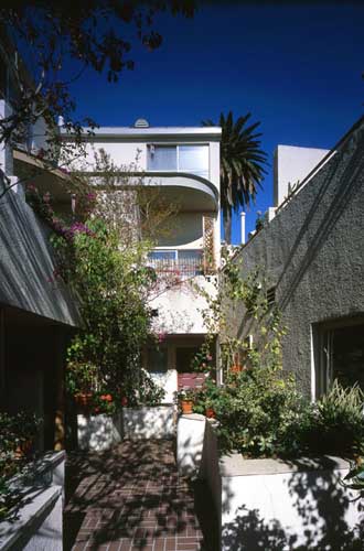 Exterior of La Brea Franklin Apartments property