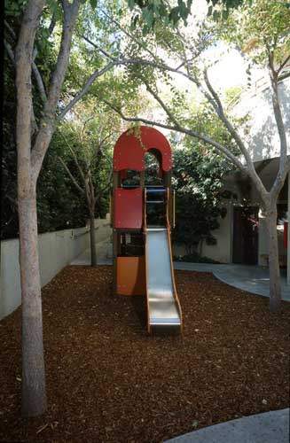 Exterior of La Brea Franklin Apartments property